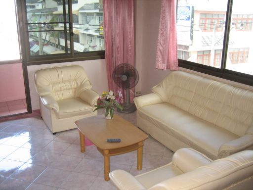 Dolphin Apartment, Pattaya, Thailand, Wohnzimmer mit großer Couch, 2 Sesseln und Tisch