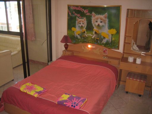 Dolphin Apartment, Pattaya, Thailand, Schlafzimmer mit Doppelbett und Schrank, Mini Safe und Spiegel