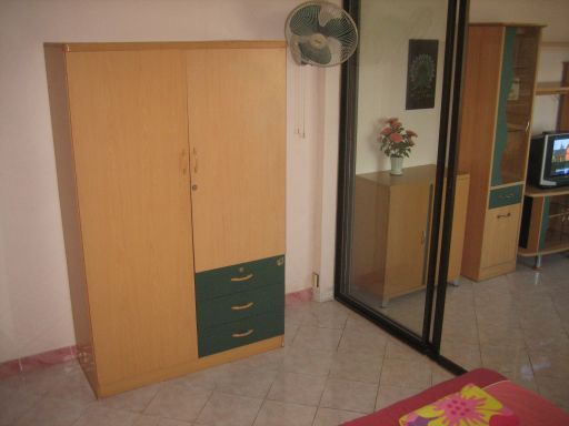 Dolphin Apartment, Pattaya, Thailand, Schlafzimmer mit Kleiderschrank und Glasschiebetür zum Wohnzimmer