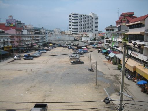 Dolphin Apartment, Pattaya, Thailand, Ausblick vom Balkon auf den Marktplatz