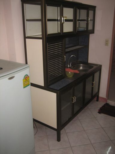 Dolphin Apartment, Pattaya, Thailand, Küche mit großem Kühlschrank von Daewoo, Einbauzeile, Geschirr und Wasserkocher