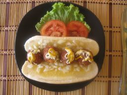 Dolphin Apartment, Pattaya, Thailand, Bistro Hot Dog mit Fleischbällchen