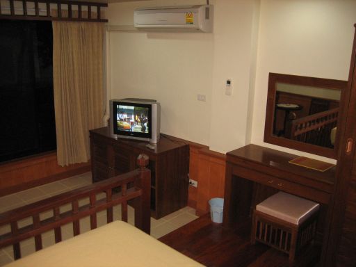 Egat Resort Sirithon Damm, Ubon Ratchathani, Thailand, Wohnbereich, Fernseher, kleiner Schreibtisch mit Spiegel, Fenster