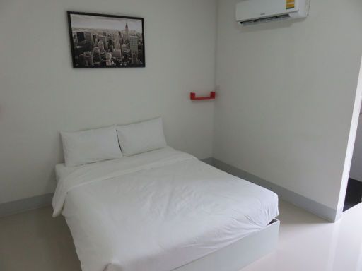 Honghub Sakon Hotel, Sakon Nakhon, Thailand, Zimmer 14 mit Doppelbett, zwei Ablagen, Steckdosen und Klimaanlage
