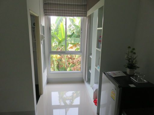 Honghub Sakon Hotel, Sakon Nakhon, Thailand, Zimmer 14 mit Tür zum Badezimmer, Wandspiegel, Fenster und Schrank