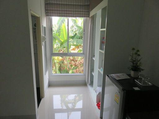 Honghub Sakon Hotel, Sakon Nakhon, Thailand, Zimmer 14 mit Tür zum Badezimmer, Wandspiegel, Fenster und Schrank