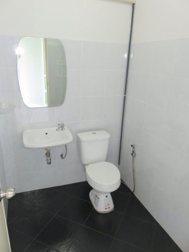 Honghub Sakon Hotel, Sakon Nakhon, Thailand, Zimmer 14 Badezimmer mit Waschbecken und WC