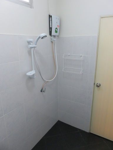 Honghub Sakon Hotel, Sakon Nakhon, Thailand, Zimmer 14 Badezimmer mit Dusche und Tür