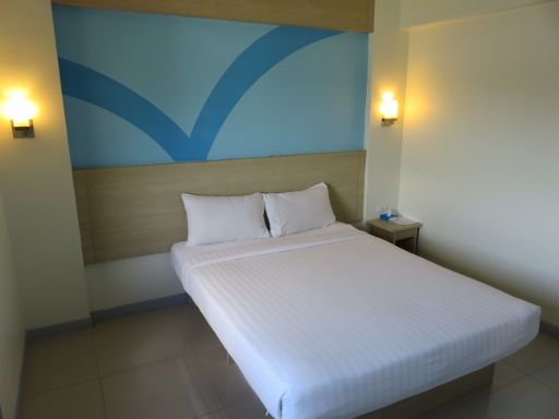 HOP INN Hotel, Kanchanaburi, Thailand, Zimmer 407 mit Doppelbett, Nachttisch und zwei Wandleuchten