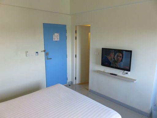 HOP INN Hotel, Kanchanaburi, Thailand, Zimmer 407 mit Eingangstür, Tür zum Bad und Flachbildfernseher
