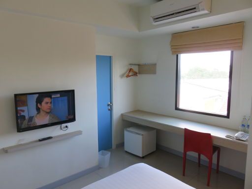 HOP INN Hotel, Kanchanaburi, Thailand, Zimmer 407 mit Tür nach außen zur Klimaanlage, Fenster, Kühlschrank, Tisch und Stuhl