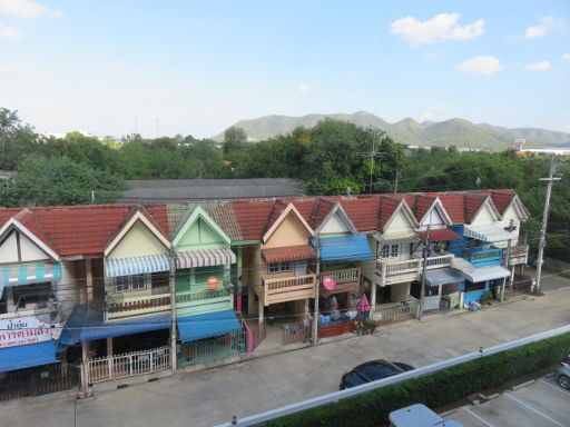 HOP INN Hotel, Kanchanaburi, Thailand, Ausblick aus dem Zimmer 407 auf die gegenüberliegenden Wohnhäuser