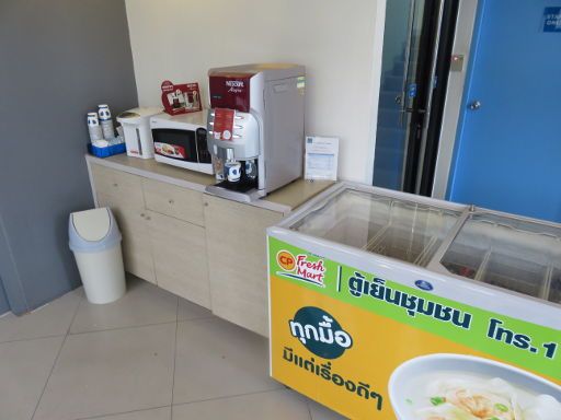 HOP INN Hotel, Kanchanaburi, Thailand, heißes Wasser, Mikrowelle, Kaffeeautomat und Kühltruhe