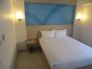 HOP INN Hotel, Khon Kaen, Thailand, Zimmer 209 mit Doppelbett, Nachttisch und zwei Wandleuchten