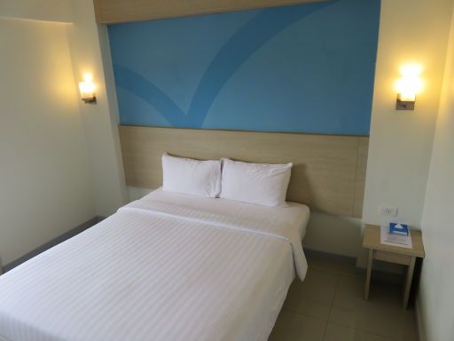 HOP INN Hotel, Nakhon Ratchasima, Thailand, Zimmer 617 mit Doppelbett, Nachttisch und zwei Wandleuchten