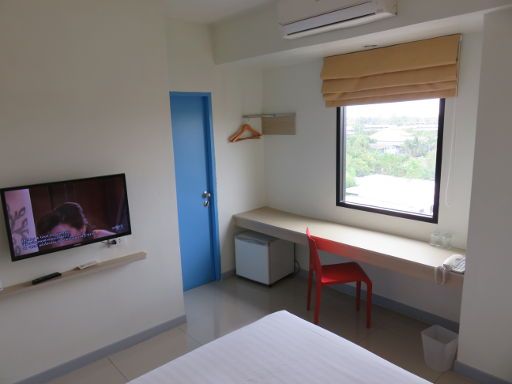 HOP INN Hotel, Nakhon Ratchasima, Thailand, Zimmer 617 mit Flachbildfernseher, Tür nach außen zur Klimaanlage, Fenster, Kühlschrank, Tisch und Stuhl