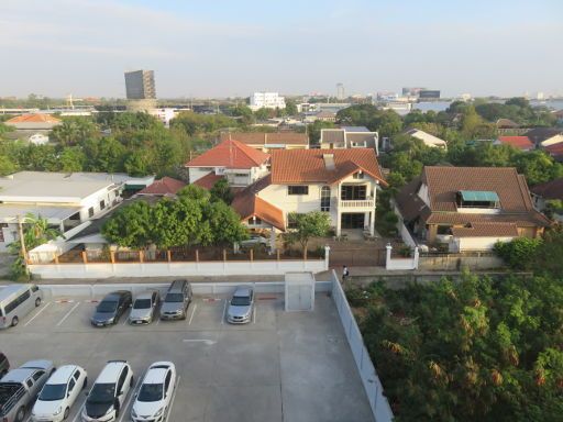 HOP INN Hotel, Nakhon Ratchasima, Thailand, Ausblick aus dem Zimmer 617 auf den kostenlosen Parkplatz