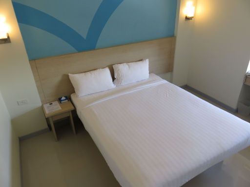 HOP INN Hotel, Ubon Ratchathani, Thailand, Zimmer 307 mit Doppelbett, Nachttisch und zwei Wandleuchten