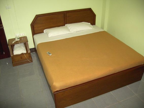 Huan Lai Gästehaus, Nong Khai, Thailand, Zimmer mit Dopppelbett, Nachttisch und Telefon