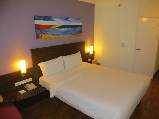 ibis Phuket Patong, Thailand, Zimmer 531 mit Doppelbett, Nachttisch, Nachttischleuchten und Trennwand zum Bad