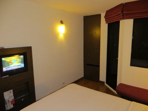 ibis Phuket Patong, Thailand, Zimmer 531 mit Flachbildfernseher, Wandschrank, Kühlschrank, Balkontür, Fenster und Kofferablage