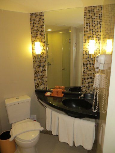 ibis Phuket Patong, Thailand, Zimmer 531 Badezimmer mit WC und Waschtisch