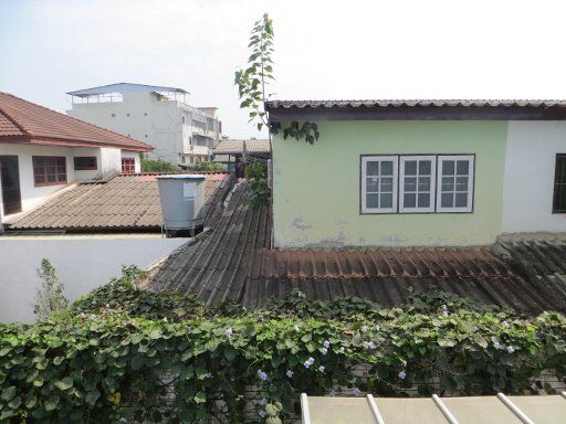 J2 Hotel, Mae Sot, Thailand, Blick aus dem Fenster auf ein Wohnhaus