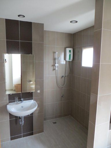 J2 Hotel, Mae Sot, Thailand, Zimmer 102 Badezimmer mit Waschbecken und Dusche