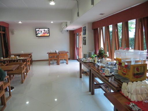 J2 Hotel, Mae Sot, Thailand, Frühstücksraum im EG mit einem Teil vom Frühstücksbuffet