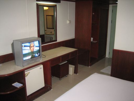 Kessiri Hotel, Srisaket, Thailand, Fernseher, Tisch, Hocker, Schrank