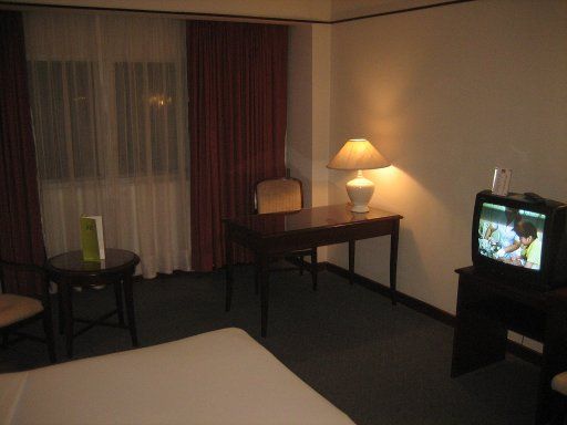 Mercure Hotel, Chiang Mai, Thailand, Standardzimmer 442 mit Fernseher, Schreibtisch, kleinen Tisch mit Stühlen