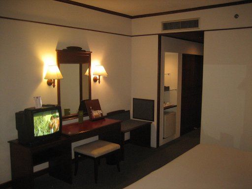Mercure Hotel, Chiang Mai, Thailand, Standardzimmer 442 mit Fernseher, Klimaanlage, Spiegel, Kühlschrank, Einbauwandschrank, Eingang zum Zimmer