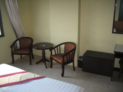 New Day Night Hotel, Pattaya, Thailand, Standard Zimmer mit zwei Stühlen, Tisch und Kofferablage
