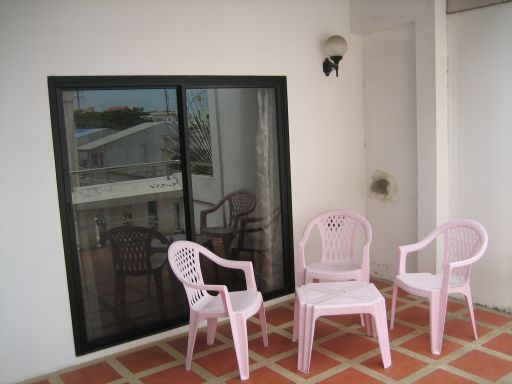 Penthouse Apartment, Pattaya, Thailand, Balkon mit Kunststoffstühlen und einem kleinen Tisch