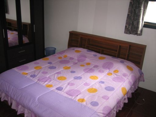 Penthouse Apartment, Pattaya, Thailand, Schlafzimmer mit Doppelbett und Schrank mit Mini Safe