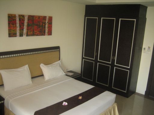Q.D. Sweets Mansion, Pattaya, Thailand, Zimmer mit Queen Size Bett, großem Einbauschrank mit elektronischen Minisafe
