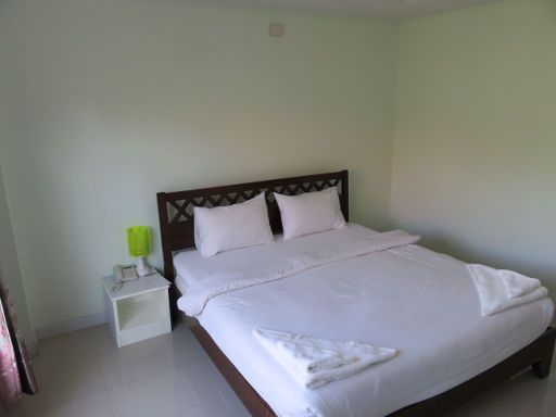 Rueanrimnam Hotel, Roi Et, Thailand, Zimmer 203 mit Doppelbett, Nachttisch, Nachttischleuchte und Trennwand zum Bad
