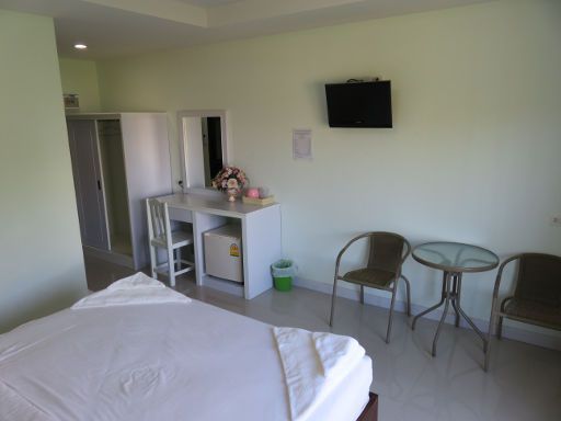 Rueanrimnam Hotel, Roi Et, Thailand, Zimmer 203 mit Flachbildfernseher, Tisch, Stuhl, Kühlschrank, zwei Stühle mit Glastisch