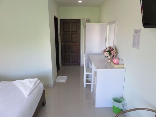 Rueanrimnam Hotel, Roi Et, Thailand, Zimmer 203 mit Badzimmer, Eingangstür, Schrank und Tisch mit Blumengesteck