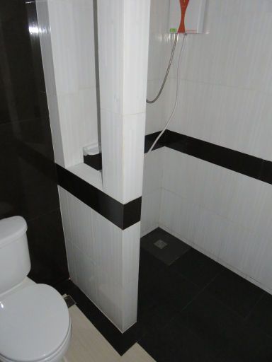 Rueanrimnam Hotel, Roi Et, Thailand, Zimmer 203 Badezimmer mit WC und Dusche
