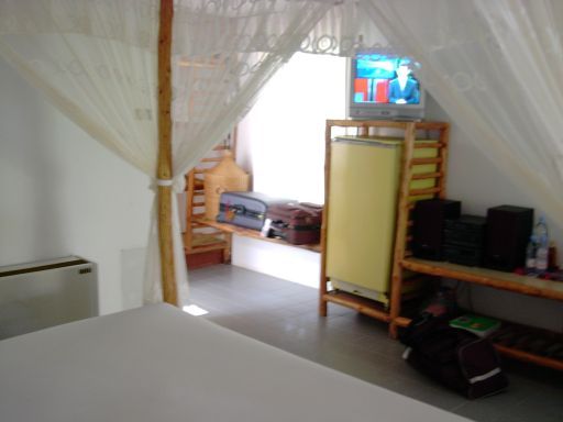 Samui Yacht Club, Koh Samui, Thailand, Standardzimmer mit Doppelbett, TV, Kühlschrank, Kofferablage