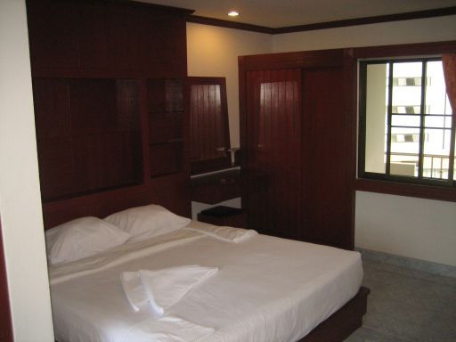 Selina Place, Pattaya, Thailand, Zimmer mit großem Bett, Einbauschrank mit elektronischen Minisafe, Fenster zum Flur