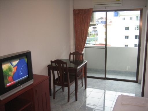 Selina Place, Pattaya, Thailand, Tisch mit zwei Stühlen und Schiebetür zum Balkon