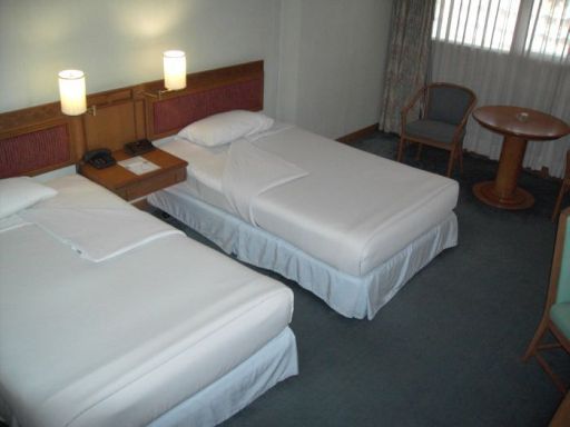 Sima Thani Hotel, Korat, Nakhon Ratchasima, Thailand, Standardzimmer mit 2 Einzelbetten, Sitzgelegenheit und 2 Stühlen