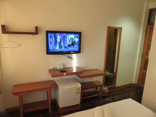Sukkasem Hotel, Nan, Thailand, Zimmer 310 mit Flachbildfernseher, Tisch, Kühlschrank, Garderobe und Wandspiegel