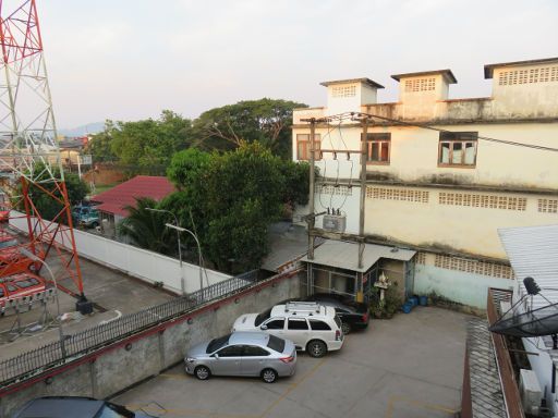 Sukkasem Hotel, Nan, Thailand, Blick aus Zimmer 310 auf den Hotelparkplatz