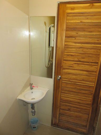 Sukkasem Hotel, Nan, Thailand, Zimmer 310 Badezimmer mit Waschtisch und Lamellentür aus Holz