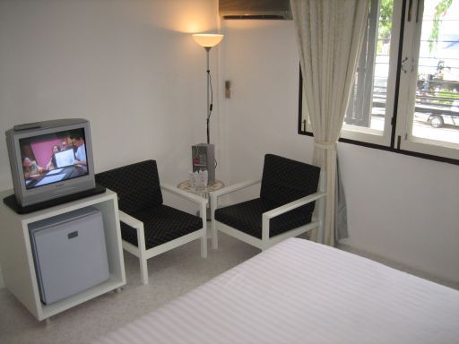 The Ratchathani Hotel, Ubon Ratchathani, Thailand, Fernseher, 2 Sessel, Minibar, Fenster