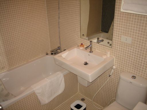 The Ratchathani Hotel, Ubon Ratchathani, Thailand, Bad mit kleiner Badewanne, Waschbecken und WC