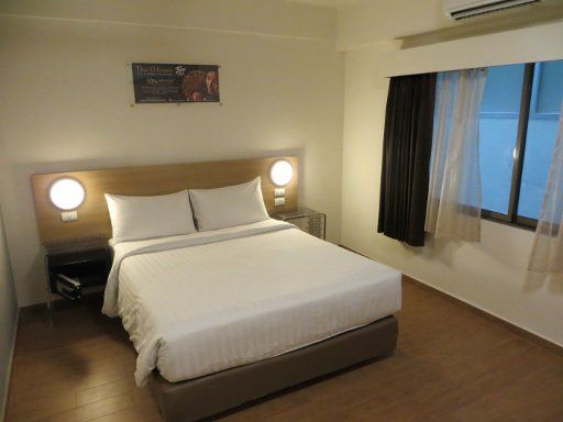 Tune Hotel, Hat Yai, Thailand, Zimmer 602 mit Doppelbett, Nachttisch, Minisafe und Fenster